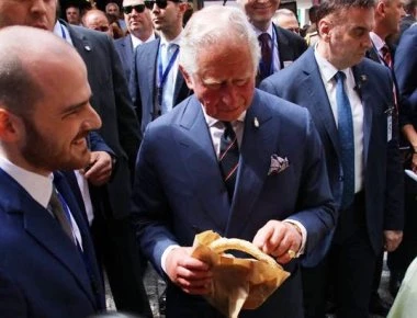 Για κουλούρι και λουκουμάδες στην πλατεία Αγίας Ειρήνης ο Κάρολος και η Καμίλα